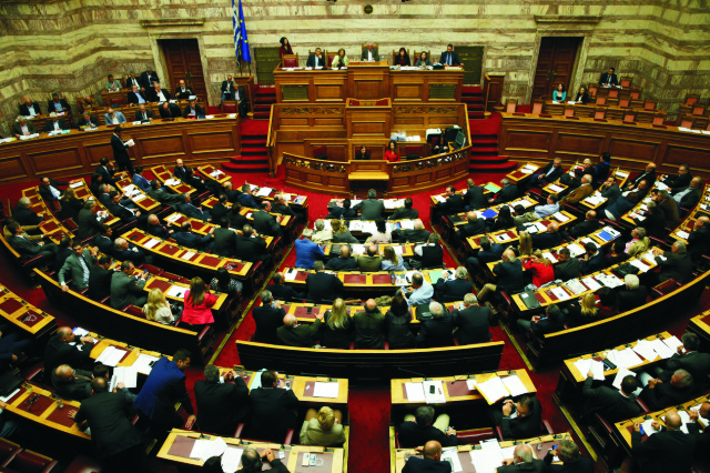 Na archívnej snímke poslanci gréckeho parlamentu počas zasadania