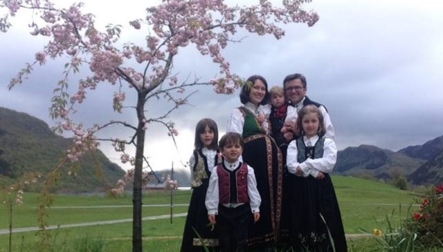 Na snímke Ruth a Marius Bodnariu so svojim deťmi tesne pred tým, ako im ich odobrali