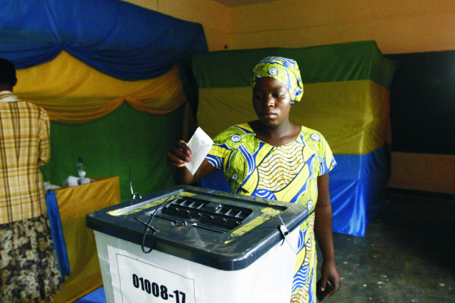 Rwandská žena hlasuje vo volebnej miesntosti
