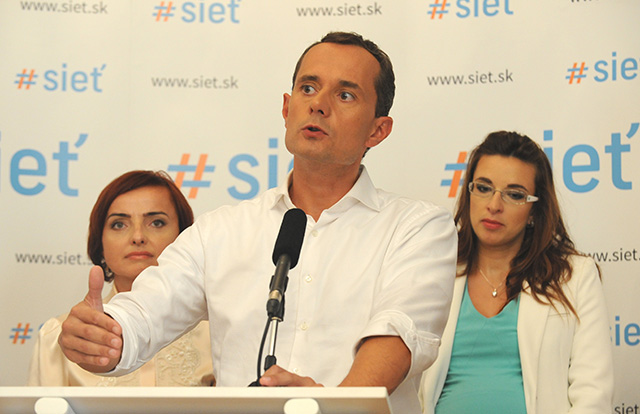 Na snímke zľava podpredsedníčka Siete Katarína Macháčková, predseda Siete Radoslav Procházka a vedúca stálej pracovnej skupiny pre rodinu Simona Petrík