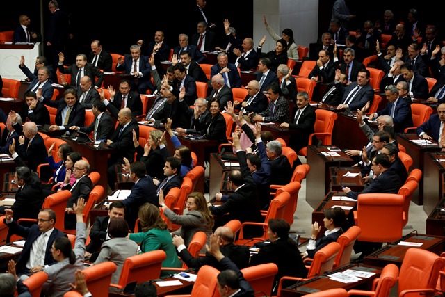 Na snímke poslanci tureckého parlamentu 