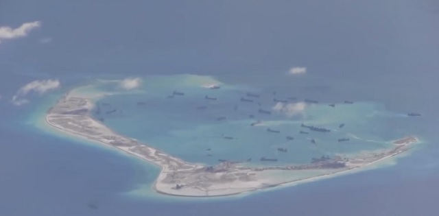Spornými ostávajú tieto umelé ostrovy v Spratlyho súostroví. Čínska ropná spoločnosť Sinopec buduje svoju stanicu severnejšie 