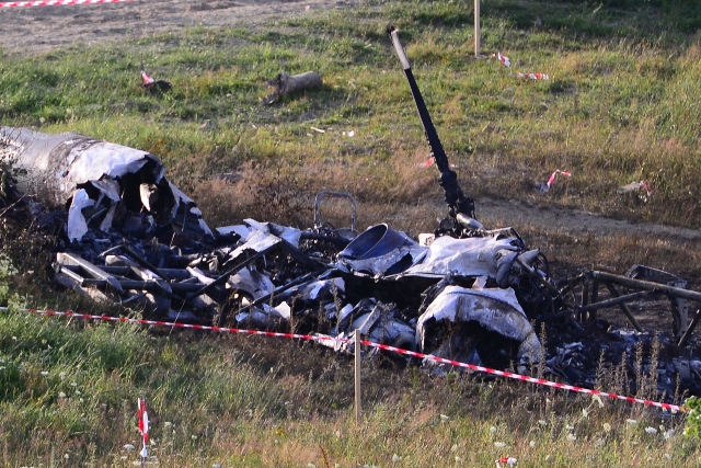 Na snímke vrak havarovaného vojenského vrtuľníka, ktorý sa zrútil pri obci Hradisko v okrese Prešov