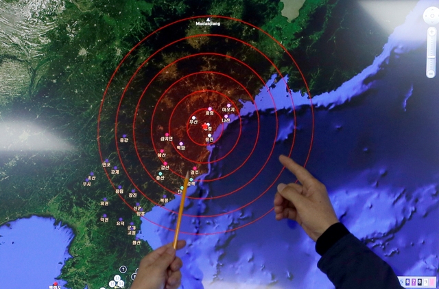 Úradníci z Kórejského meteorologického ústavu Národného vulkanického centra ukazujú na epicentrum seizmických vĺn v Severnej Kórei, v sídle Národného vulkanického centra v Soule 6. januára 2016. Charakter a lokácia seizmickej aktivity zaznamenanej v Severnej Kórei zodpovedajú predchádzajúcim jadrovým skúškam Pchjongjangu. Uviedli to nemenovaní predstavitelia americkej vlády