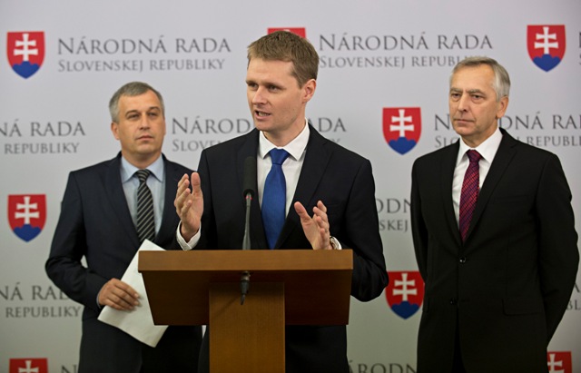 Na snímke zľava podpredseda KDH Pavol Zajac, podpredseda strany a odborník pre ekonomiku Miloš Moravčík a predseda KDH Ján Figeľ