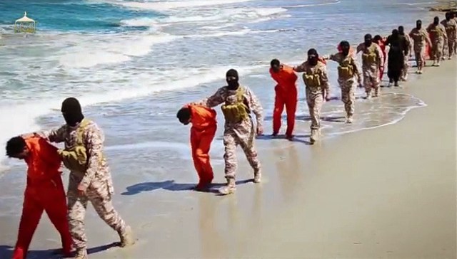 Na ilustračnej videosnímke, ktorú zverejnila 19. apríla 2015 militantná organizácia Islamský štát (IS) masová vražda zajatých etiópskych kresťanov v Líbyi