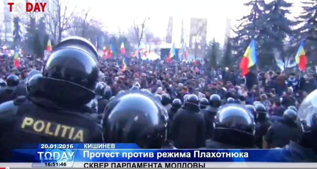 Tisíce protestujúcich Moldavcov pretrhli policajné kordóny a vtrhli sa do budovy parlamentu