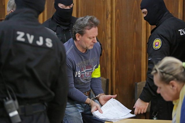 Na snímke uprostred obžalovaný Róber L. (prezývaný Kýbel) na pojednávaní v Ústave na výkon väzby v Banskej Bystrici 21. januára 2016