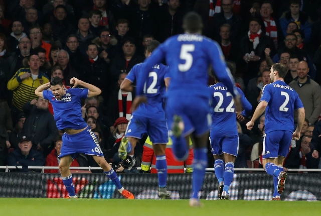 Na snímke Diego Costa (vľavo) z Chelsea Londýn sa teší z gólu v zápase 23. kola anglickej Premier League proti Arsenalu Londýn