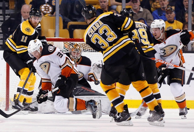Slovenský kapitán Bostonu Zdeno Chára strieľa gól brankárovi Anaheimu Frederikovi Andersenovi v zápase hokejovej NHL Anaheim Ducks - Boston Bruins v Bostone