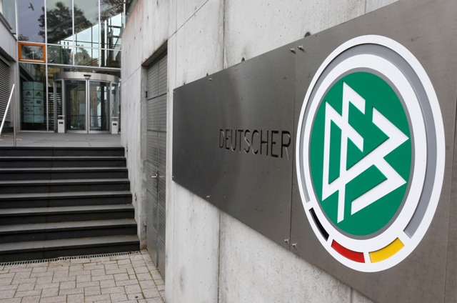Na snímke logo Nemeckého futbalového zväzu (DFB) je na budove sídla DFB  vo Frankfurte