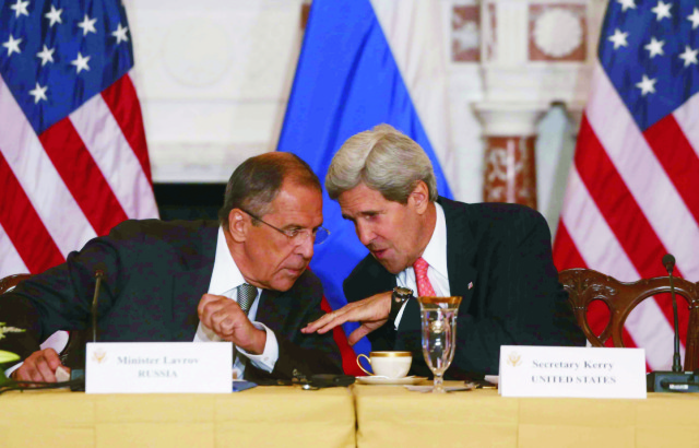 Americký minister zahraničných vecí  John Kerry (vpravo) a jeho ruský rezortný partner Sergej Lavrov