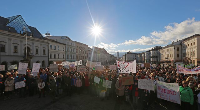 Na snímke protestné zhromaždenie štrajkujúcich učiteľov na Námestí SNP v Banskej Bystrici