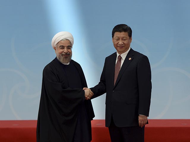 Na snímke iránsky prezident Hasan Rúhání (vľavo) a  čínsky prezident Si Ťin-pching