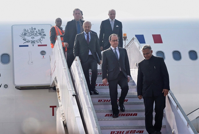 Na snímke francúzsky prezident Francois Hollande vychádza z lietadla po prílete do Indie 