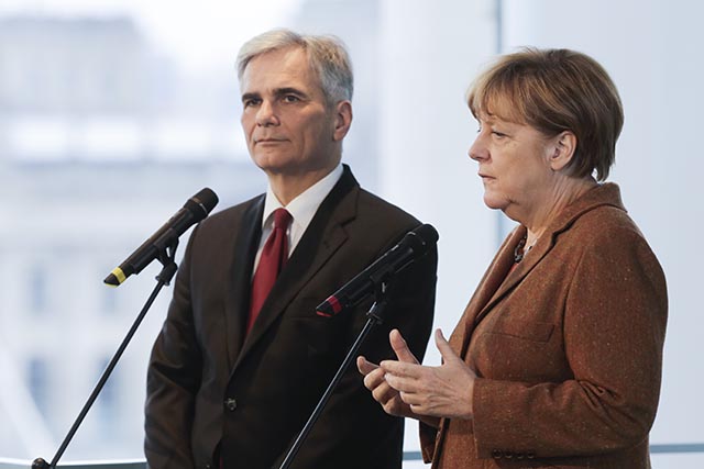 Na snímke nemecká kancelárka Angela Merkelová a rakúsky kancelár Werner Faymann