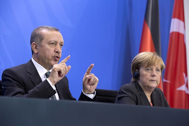 Na snímke nemecká kancelárka Angela Merkelová (vpravo) a turecký premiér Recep Tayyip Erdogan