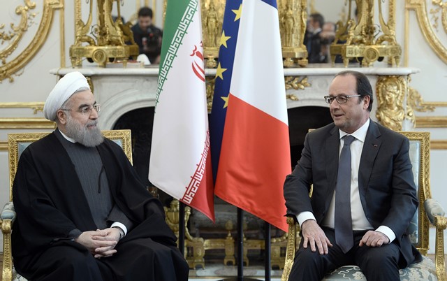 Na snímke francúzsky prezident  Francois Hollande (vpravo) sa rozpráva s iránskym prezidentom Hasanom Rúháním