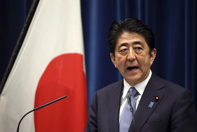 Na snímke japonský premiér Šinzo Abe 