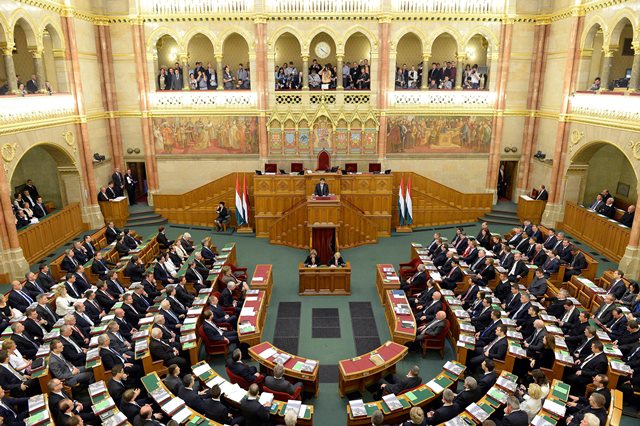 Na snímke poslanci maďarského parlamentu 