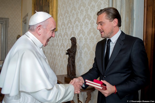 Na snímke americký herec Leonardo Di Caprio podáva ruku pápežovi Františkovi počas osobitnej audienccie