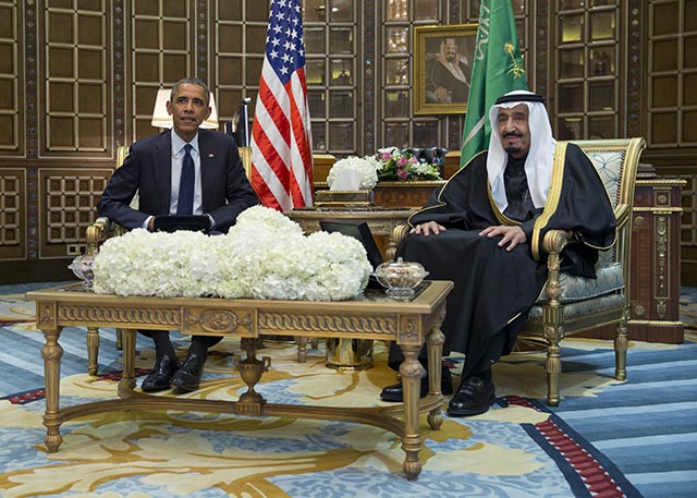Na snímke americký prezident Barack Obama (vľavo) a arabský kráľ Salmán bin Abdul Azíz