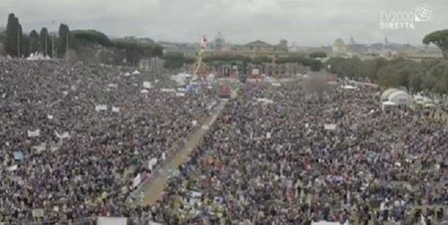 Dvojmiliónový dav dnes protestoval proti zákonu, ktorý zavádza nové formy rodín 