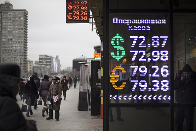Na snímke zmenáreň v Moskve s kurzmi rubľa voči doláru a euru (31. december 2015).
