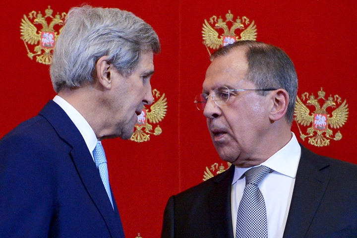 Na snímke americký minister zahraničných vecí John Kerry (vľavo) a ruský minister zahraničných vecí Sergej Lavrov