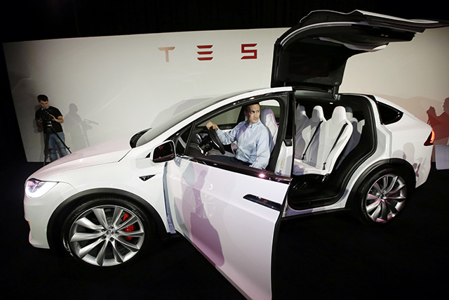 Na snímke elektromobil Tesla Model X 
