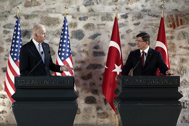 Na snímke americký viceprezident Joe Biden (vľavo) reční počas tlačovej konferencie s tureckým premiérom Ahmetom Davutoglom 