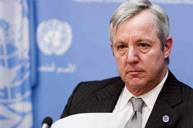 Na snímke Anthony Banbury, námestník generálneho tajomníka OSN hovorí médiám o sexuálnom zneužívaní zo strany mierových zložiek