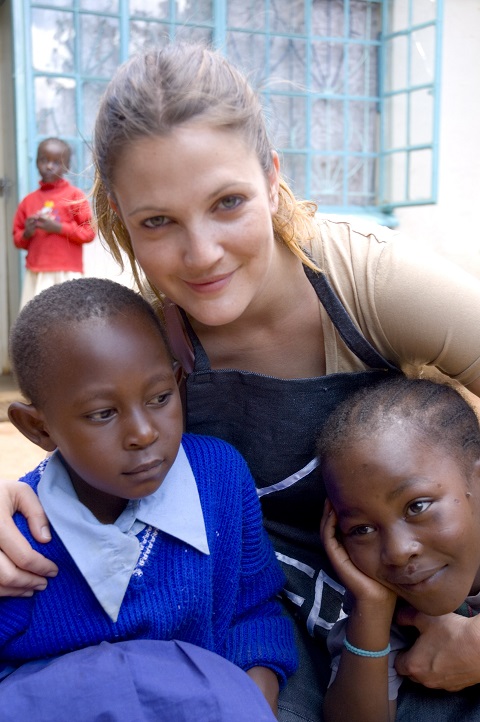 Na snímke americká herečka Drew Barrymoreová pózuje s HIV pozitívnymi deťmi 10. mája 2007 v keňskom Nairobi