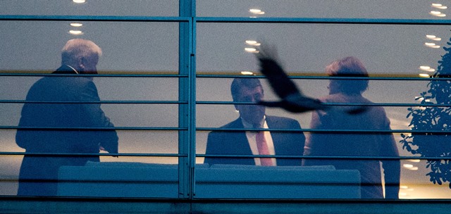 Na snímke nemecký minister hospodárstva Sigmar Gabriel (uprostred), bavorský premiér Horst Seehofer (vľavo) a nemecká kancelárka Angela Merkelová stoja v kancelárii nemeckej kancelárky  v Berlíne