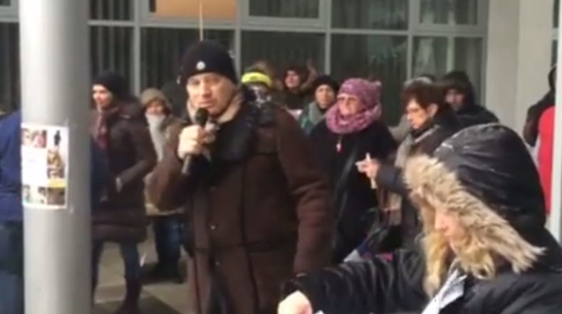 Boris Kollár na demonštrácii pred nórskym veľvyslanectvom