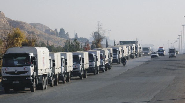 Konvoj vozidiel s humanitárnou a ostatnou pomocou Medzinárodného výboru Červeného kríža smeruje do obliehaného sýrskeho mesta Madájá