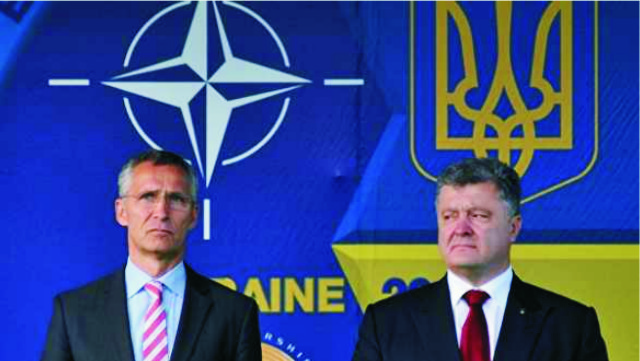 Na snímke vľavo generálny tajomník NATO Jens Stoltenberg a ukrajinský prezident Petro Porošenko
