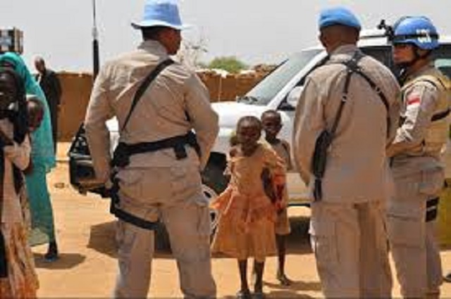 Na snímke africké deti a vojaci mierových zložiek OSN