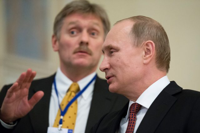 Na snímke ruský prezident Vladimir Putin (vpravo) a hovorca moskovského Kremľa Dmitrij Peskov