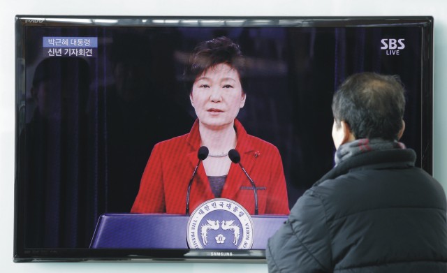 Kancelária juhokórejskej prezidentky Pak Kun-hje o tom dnes informovala prostredníctvom vyhlásenia. Na snímke muž sleduje v televízori juhokórejskú prezidentku Pak Kun-hje 