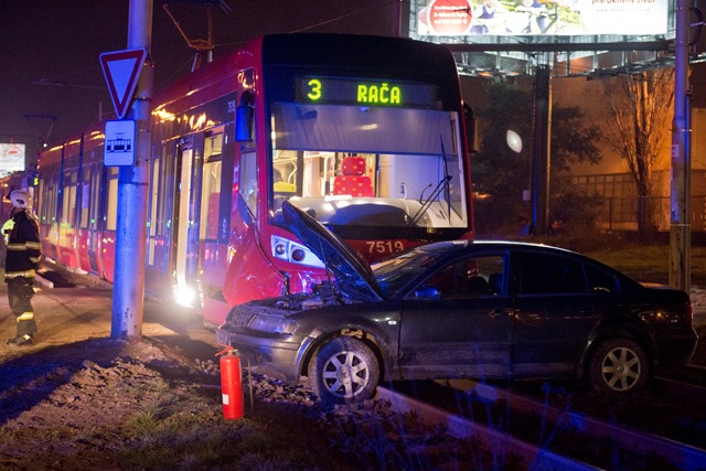 Na snímke zrážka električky a osobného auta, ku ktorej došlo na Račianskej ulici v Bratislave