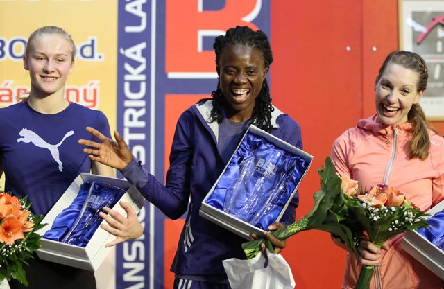 Na 22. ročníku Banskobystrickej latky, populárneho výškarského mítingu pod strechou, zvíťazila Nigérijčanka Doreen Amataová (na snímkeuprostred), ktorá ako jediná zdolala 193 cm. Druhá skončila Švédka Sofie Skoogová (vpravo), tretia Češka Michaela Hrubá (vľavo)