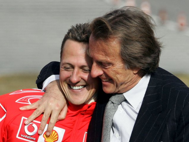 Snímka z 24. januára 2006. Prezident spoločnosti Ferrari Luca di Montezemolo /vpravo/ objíma Michaela Schumachera 