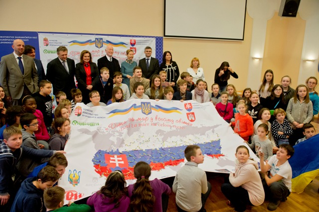 Na Slovensko pricestovalo 30 detí z Ukrajiny. Spolu so slovenskými deťmi predstavili projekt Deti za mier