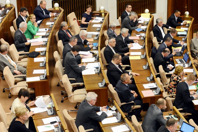 Na ilustračnej snímke nezaradení a opoziční poslanci parlamentu