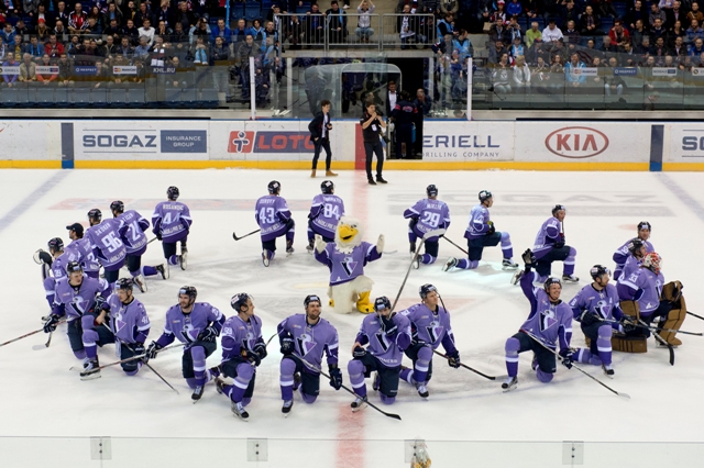 Na snímke rituál hráčov Slovana po hokejovom stretnutí KHL HC Slovan Bratislava - Dinamo Riga