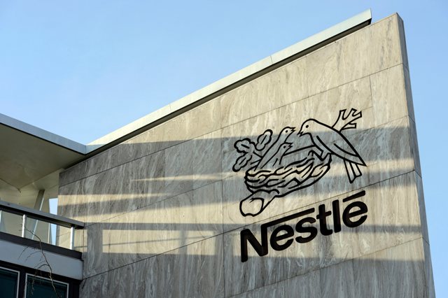 Na snímke logo švajčiarskeho potravinárskeho koncernu Nestlé v sídle spoločnosti vo švajčiarskom meste Vevey