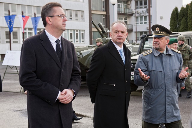 Na snímke zľava minister obrany Martin Glváč, prezident SR Andrej Kiska a náčelnk Generálneho štábu Ozbrojených síl SR Milan Maxim počas Veliteľského zhromaždenia náčelníka Generálneho štábu Ozbrojených síl SR