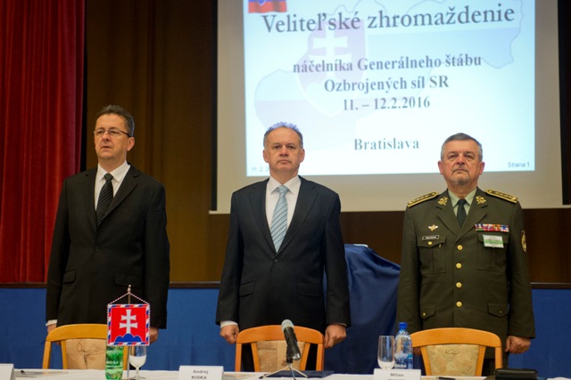 Na snímke zľava minister obrany Martin Glváč, prezident SR Andrej Kiska a náčelnk Generálneho štábu Ozbrojených síl SR Milan Maxim počas Veliteľského zhromaždenia náčelníka Generálneho štábu Ozbrojených síl SR