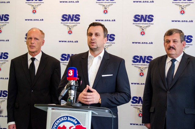 Na snímke zľava prvý podpredseda Slovenskej národnej strany (SNS) Jaroslav Paška, predseda SNS Andrej Danko a podpredseda SNS Anton Hrnko